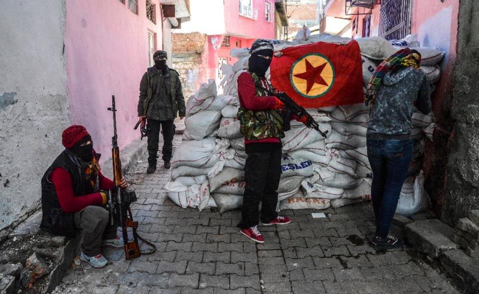 Μάχες χαρακωμάτων (!) μέσα στις τουρκικές πόλεις Σιζρέ και Σιλόπη μεταξύ Στρατού και PKK (vid)